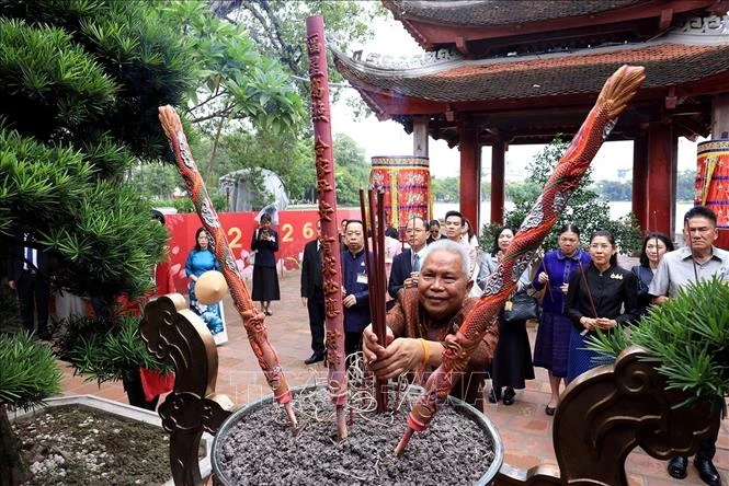 Chủ tịch Quốc hội kiêm Chủ tịch Hạ viện Thái Lan thăm Đền Ngọc Sơn Chủ tịch Quốc hội kiêm Chủ tịch Hạ viện Thái Lan thăm Đền Ngọc Sơn