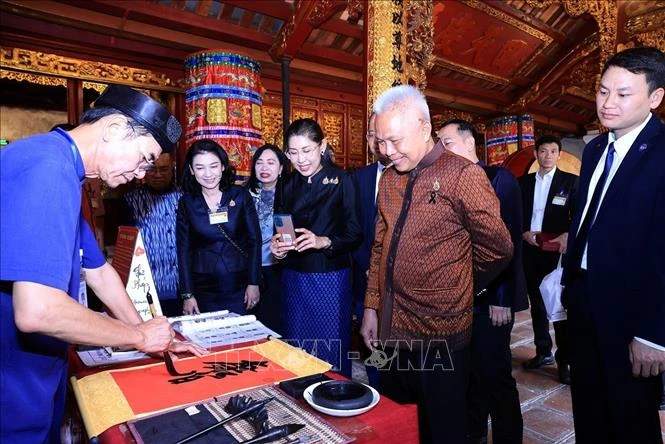Chủ tịch Quốc hội kiêm Chủ tịch Hạ viện Thái Lan thăm Đền Ngọc Sơn Chủ tịch Quốc hội kiêm Chủ tịch Hạ viện Thái Lan thăm Đền Ngọc Sơn