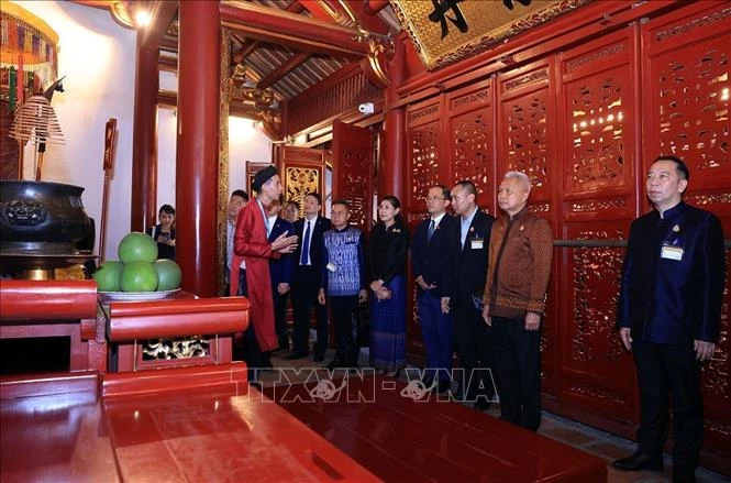 Chủ tịch Quốc hội kiêm Chủ tịch Hạ viện Thái Lan thăm Đền Ngọc Sơn Chủ tịch Quốc hội kiêm Chủ tịch Hạ viện Thái Lan thăm Đền Ngọc Sơn
