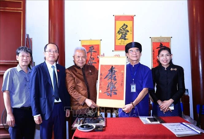 Chủ tịch Quốc hội kiêm Chủ tịch Hạ viện Thái Lan thăm Đền Ngọc Sơn Chủ tịch Quốc hội kiêm Chủ tịch Hạ viện Thái Lan thăm Đền Ngọc Sơn