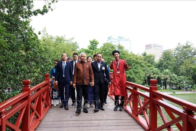 Chủ tịch Quốc hội kiêm Chủ tịch Hạ viện Thái Lan thăm Đền Ngọc Sơn Chủ tịch Quốc hội kiêm Chủ tịch Hạ viện Thái Lan thăm Đền Ngọc Sơn