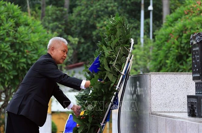 Chủ tịch Quốc hội kiêm Chủ tịch Hạ viện Thái Lan viếng Chủ tịch Hồ Chí Minh và tưởng niệm các Anh hùng liệt sĩ