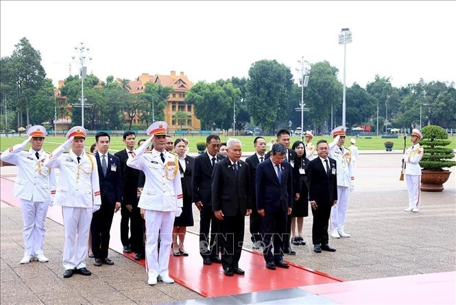 Chủ tịch Quốc hội kiêm Chủ tịch Hạ viện Thái Lan viếng Chủ tịch Hồ Chí Minh và tưởng niệm các Anh hùng liệt sĩ