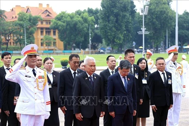 Chủ tịch Quốc hội kiêm Chủ tịch Hạ viện Thái Lan viếng Chủ tịch Hồ Chí Minh và tưởng niệm các Anh hùng liệt sĩ