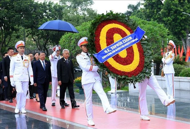 Chủ tịch Quốc hội kiêm Chủ tịch Hạ viện Thái Lan viếng Chủ tịch Hồ Chí Minh và tưởng niệm các Anh hùng liệt sĩ