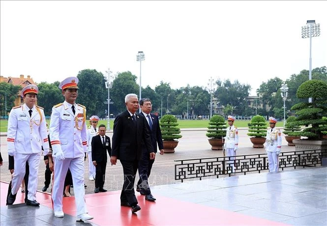 Chủ tịch Quốc hội kiêm Chủ tịch Hạ viện Thái Lan viếng Chủ tịch Hồ Chí Minh và tưởng niệm các Anh hùng liệt sĩ