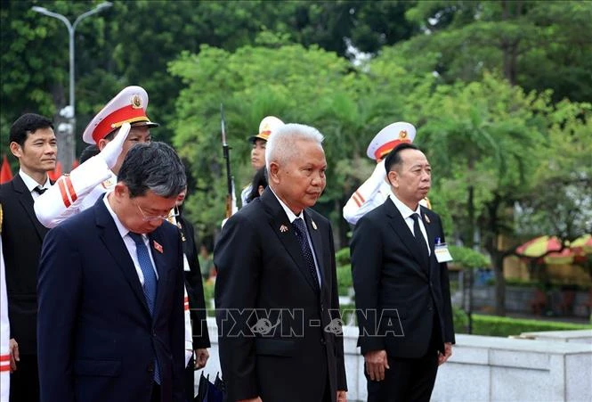 Chủ tịch Quốc hội kiêm Chủ tịch Hạ viện Thái Lan viếng Chủ tịch Hồ Chí Minh và tưởng niệm các Anh hùng liệt sĩ