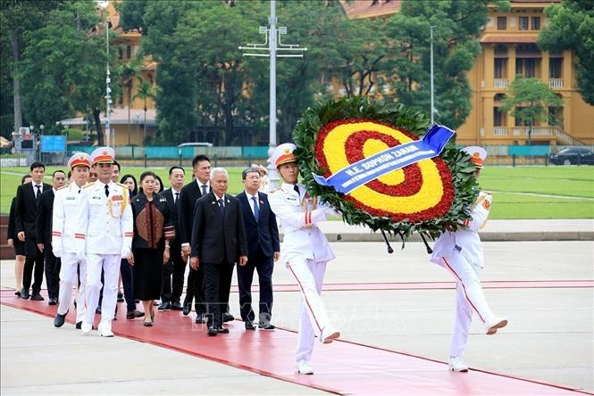 Chủ tịch Quốc hội kiêm Chủ tịch Hạ viện Thái Lan viếng Chủ tịch Hồ Chí Minh và tưởng niệm các Anh hùng liệt sĩ