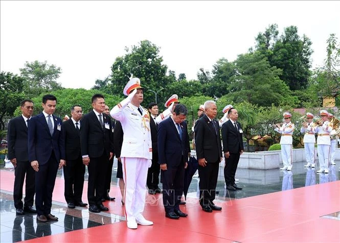 Chủ tịch Quốc hội kiêm Chủ tịch Hạ viện Thái Lan viếng Chủ tịch Hồ Chí Minh và tưởng niệm các Anh hùng liệt sĩ