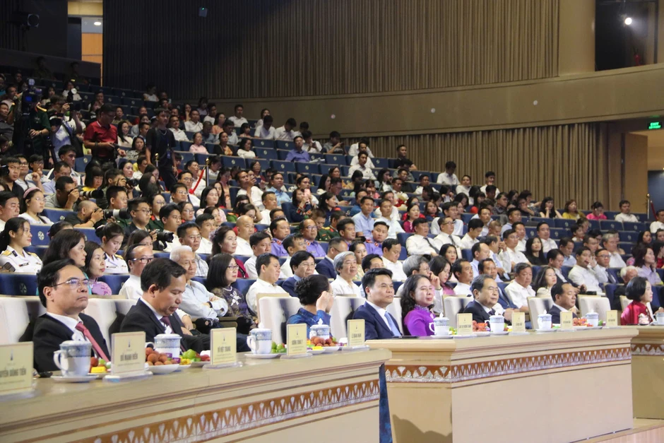 Chủ tịch Quốc hội: Luận điệu xuyên tạc ở đâu, báo chí phải phản bác ở đó Chủ tịch Quốc hội: Luận điệu xuyên tạc ở đâu, báo chí phải phản bác ở đó