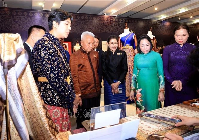 Chủ tịch Quốc hội Thái Lan dự khai mạc Triển lãm ‘Đan kết hữu nghị: Tôn vinh 50 năm quan hệ ngoại giao Việt Nam - Thái Lan’ Chủ tịch Quốc hội Thái Lan dự khai mạc Triển lãm ‘Đan kết hữu nghị: Tôn vinh 50 năm quan hệ ngoại giao Việt Nam - Thái Lan’