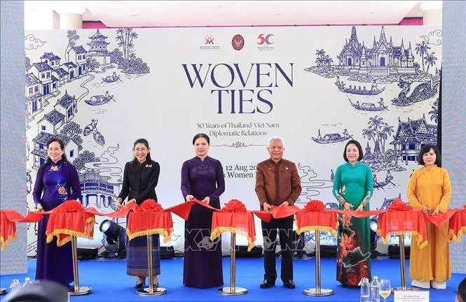 Chủ tịch Quốc hội Thái Lan dự khai mạc Triển lãm ‘Đan kết hữu nghị: Tôn vinh 50 năm quan hệ ngoại giao Việt Nam - Thái Lan’ Chủ tịch Quốc hội Thái Lan dự khai mạc Triển lãm ‘Đan kết hữu nghị: Tôn vinh 50 năm quan hệ ngoại giao Việt Nam - Thái Lan’