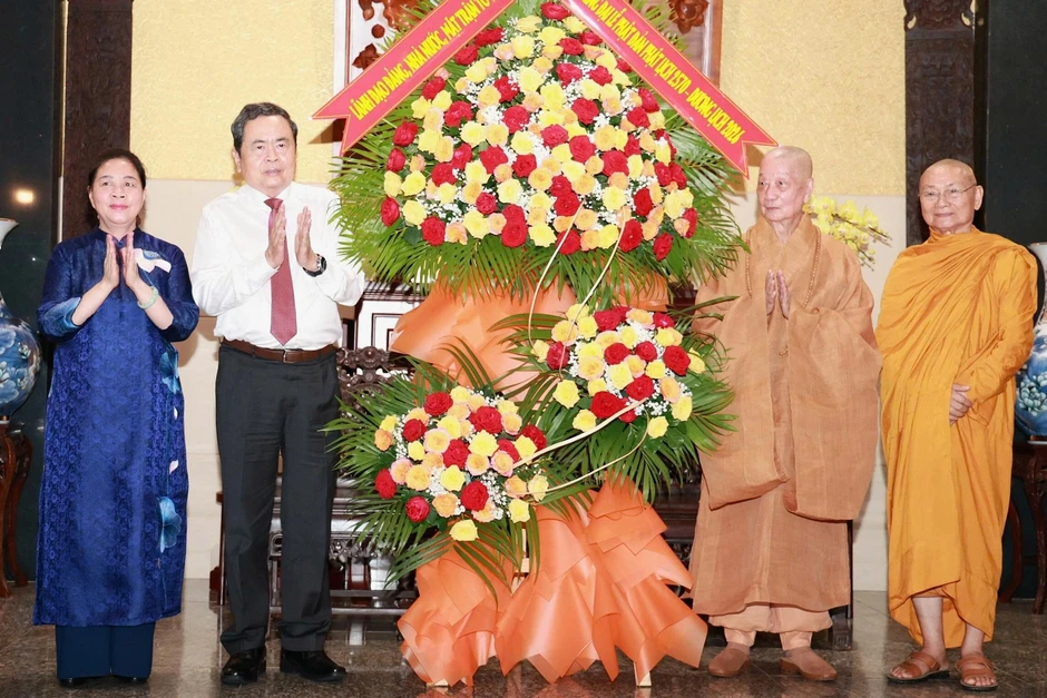Chủ tịch Quốc hội thăm, chúc mừng Đại lễ Phật đản tại TPHCM Chủ tịch Quốc hội thăm, chúc mừng Đại lễ Phật đản tại TPHCM