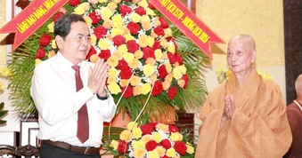 Chủ tịch Quốc hội thăm, chúc mừng Đại lễ Phật đản tại TPHCM