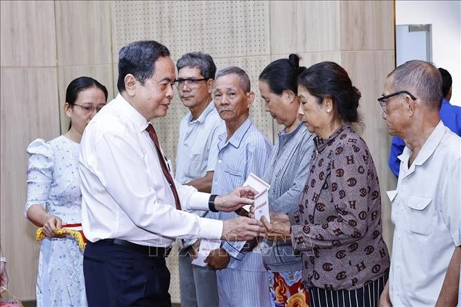 Chủ tịch Quốc hội thăm, tặng quà công nhân, người lao động khó khăn tại tỉnh An Giang Chủ tịch Quốc hội thăm, tặng quà công nhân, người lao động khó khăn tại tỉnh An Giang