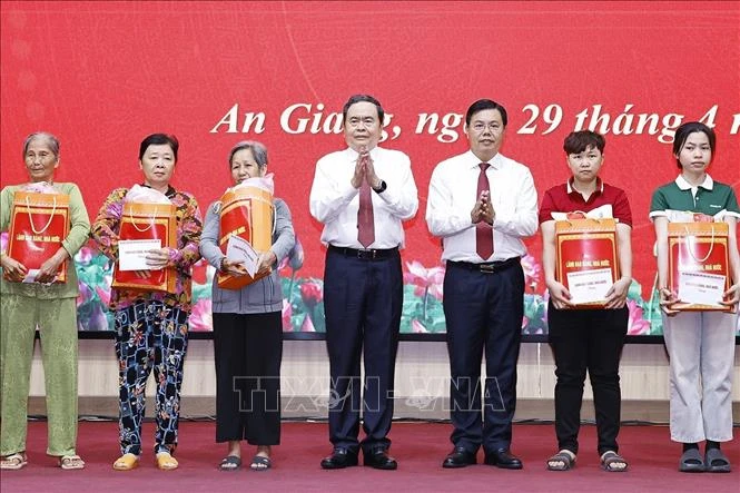 Chủ tịch Quốc hội thăm, tặng quà công nhân, người lao động khó khăn tại tỉnh An Giang Chủ tịch Quốc hội thăm, tặng quà công nhân, người lao động khó khăn tại tỉnh An Giang