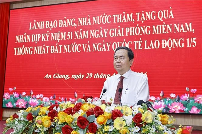 Chủ tịch Quốc hội thăm, tặng quà công nhân, người lao động khó khăn tại tỉnh An Giang Chủ tịch Quốc hội thăm, tặng quà công nhân, người lao động khó khăn tại tỉnh An Giang