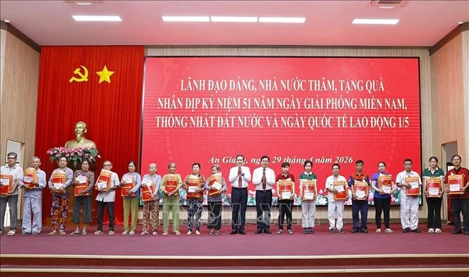 Chủ tịch Quốc hội thăm, tặng quà công nhân, người lao động khó khăn tại tỉnh An Giang Chủ tịch Quốc hội thăm, tặng quà công nhân, người lao động khó khăn tại tỉnh An Giang