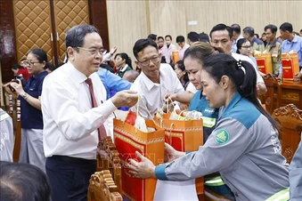 Chủ tịch Quốc hội thăm, tặng quà công nhân, người lao động khó khăn tại tỉnh An Giang