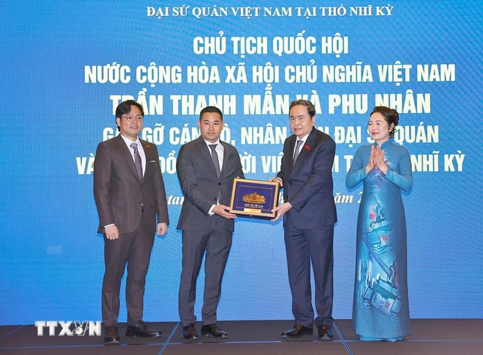 Chủ tịch Quốc hội thông tin những chính sách mới hỗ trợ kiều bào tại Thổ Nhĩ Kỳ Chủ tịch Quốc hội thông tin những chính sách mới hỗ trợ kiều bào tại Thổ Nhĩ Kỳ