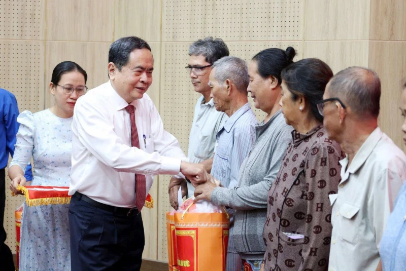 Chủ tịch Quốc hội Trần Thanh Mẫn thăm, tặng quà gia đình chính sách, công nhân, người lao động tỉnh An Giang Chủ tịch Quốc hội Trần Thanh Mẫn thăm, tặng quà gia đình chính sách, công nhân, người lao động tỉnh An Giang