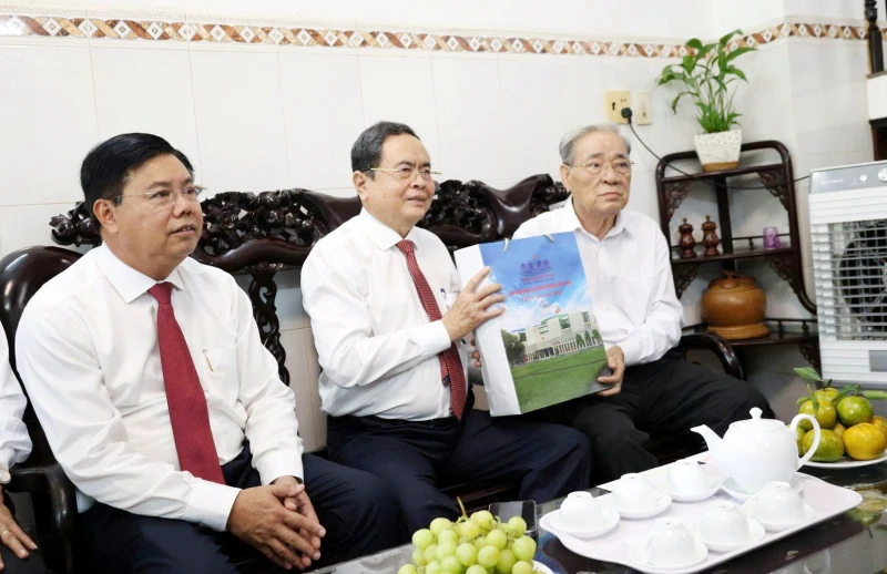 Chủ tịch Quốc hội Trần Thanh Mẫn thăm, tặng quà gia đình chính sách, công nhân, người lao động tỉnh An Giang Chủ tịch Quốc hội Trần Thanh Mẫn thăm, tặng quà gia đình chính sách, công nhân, người lao động tỉnh An Giang