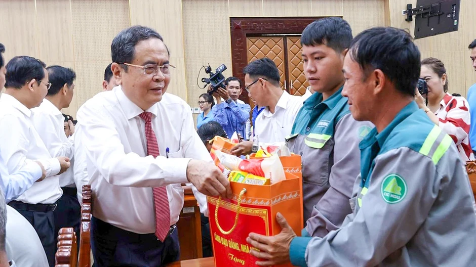 Chủ tịch Quốc hội Trần Thanh Mẫn thăm và tặng quà gia đình chính sách tại An Giang