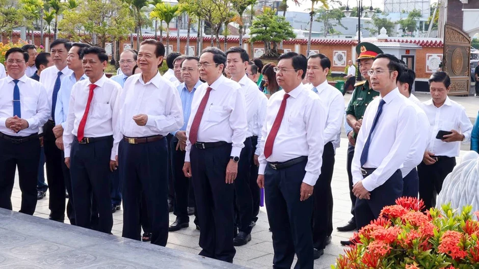 Chủ tịch Quốc hội Trần Thanh Mẫn thăm và tặng quà gia đình chính sách tại An Giang