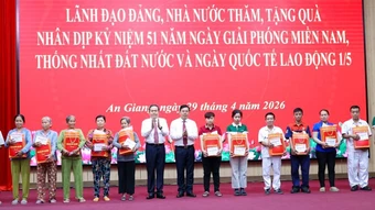 Chủ tịch Quốc hội Trần Thanh Mẫn thăm và tặng quà gia đình chính sách tại An Giang