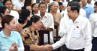 Chủ tịch Quốc hội Trần Thanh Mẫn tiếp xúc cử tri TPHCM