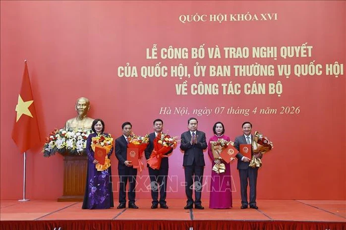 Chủ tịch Quốc hội Trần Thanh Mẫn trao Nghị quyết về công tác cán bộ Chủ tịch Quốc hội Trần Thanh Mẫn trao Nghị quyết về công tác cán bộ