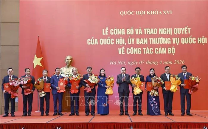 Chủ tịch Quốc hội Trần Thanh Mẫn trao Nghị quyết về công tác cán bộ Chủ tịch Quốc hội Trần Thanh Mẫn trao Nghị quyết về công tác cán bộ