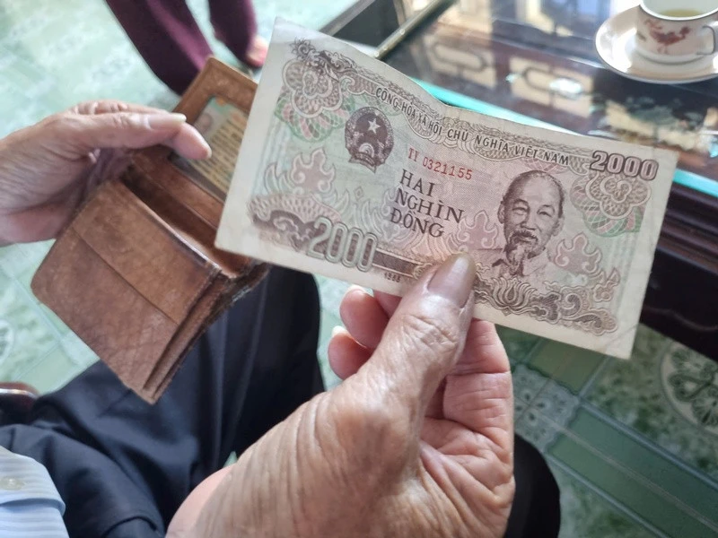 Chủ tịch tỉnh phê bình phường vụ trả tiền hỗ trợ thiên tai, có hộ đi 5km nhận 2.600 đồng Chủ tịch tỉnh phê bình phường vụ trả tiền hỗ trợ thiên tai, có hộ đi 5km nhận 2.600 đồng