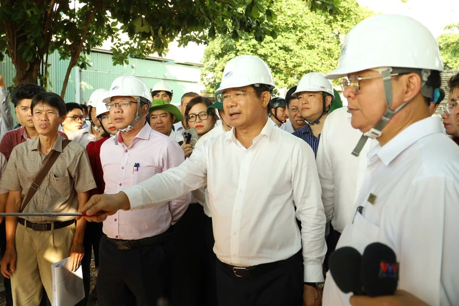 Chủ tịch TPHCM kiểm tra dự án cầu đường Nguyễn Khoái Chủ tịch TPHCM kiểm tra dự án cầu đường Nguyễn Khoái