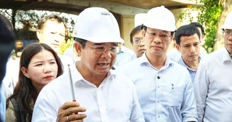 Chủ tịch TPHCM kiểm tra dự án cầu đường Nguyễn Khoái