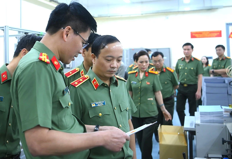 Chủ trương của Bộ Chính trị và Đảng ủy Công an Trung ương: Đặt nền móng cho sự đột phá phát triển Khoa học công nghệ và Công nghiệp an ninh (bài 1) Chủ trương của Bộ Chính trị và Đảng ủy Công an Trung ương: Đặt nền móng cho sự đột phá phát triển Khoa học công nghệ và Công nghiệp an ninh (bài 1)