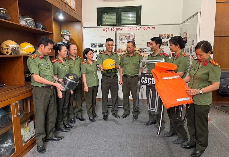 Chủ trương của Bộ Chính trị và Đảng ủy Công an Trung ương: Đặt nền móng cho sự đột phá phát triển Khoa học công nghệ và Công nghiệp an ninh (bài 1) Chủ trương của Bộ Chính trị và Đảng ủy Công an Trung ương: Đặt nền móng cho sự đột phá phát triển Khoa học công nghệ và Công nghiệp an ninh (bài 1)
