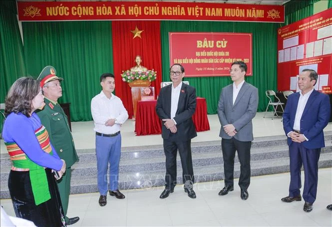 Chuẩn bị thẻ cử tri để phát cho du khách Việt không kịp về trong ngày bầu cử Chuẩn bị thẻ cử tri để phát cho du khách Việt không kịp về trong ngày bầu cử