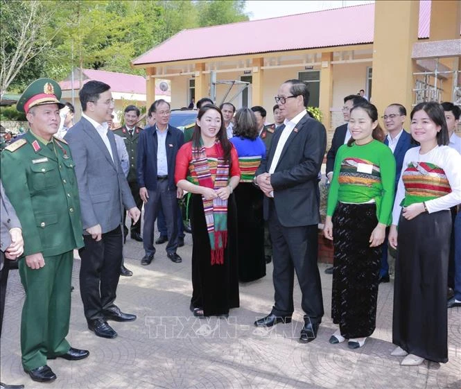 Chuẩn bị thẻ cử tri để phát cho du khách Việt không kịp về trong ngày bầu cử Chuẩn bị thẻ cử tri để phát cho du khách Việt không kịp về trong ngày bầu cử