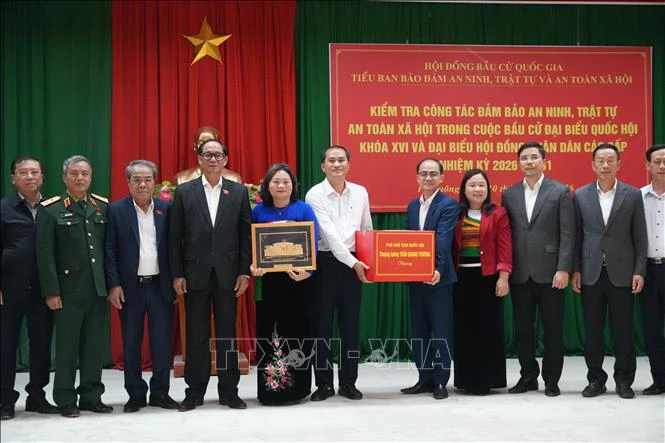 Chuẩn bị thẻ cử tri để phát cho du khách Việt không kịp về trong ngày bầu cử Chuẩn bị thẻ cử tri để phát cho du khách Việt không kịp về trong ngày bầu cử