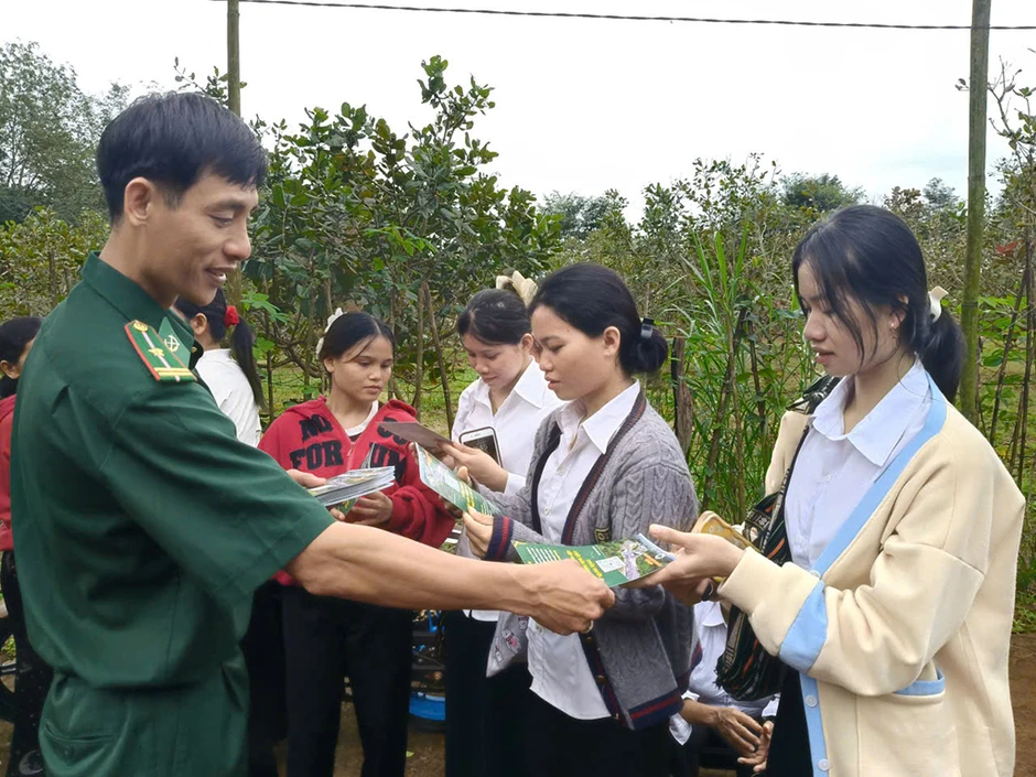 Chung dòng máu Lạc Hồng: Người lính đưa công nghệ số đến với đồng bào vùng biên Chung dòng máu Lạc Hồng: Người lính đưa công nghệ số đến với đồng bào vùng biên