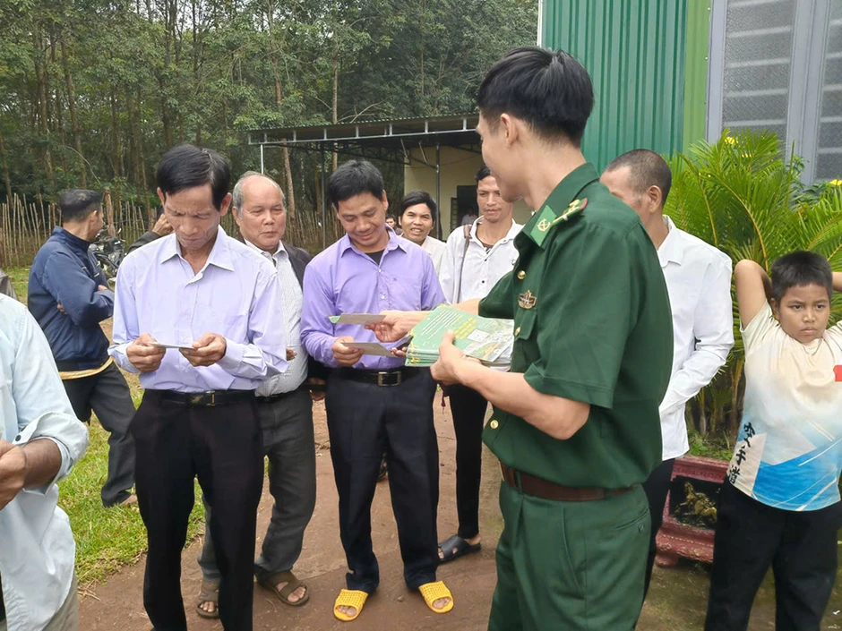 Chung dòng máu Lạc Hồng: Người lính đưa công nghệ số đến với đồng bào vùng biên Chung dòng máu Lạc Hồng: Người lính đưa công nghệ số đến với đồng bào vùng biên