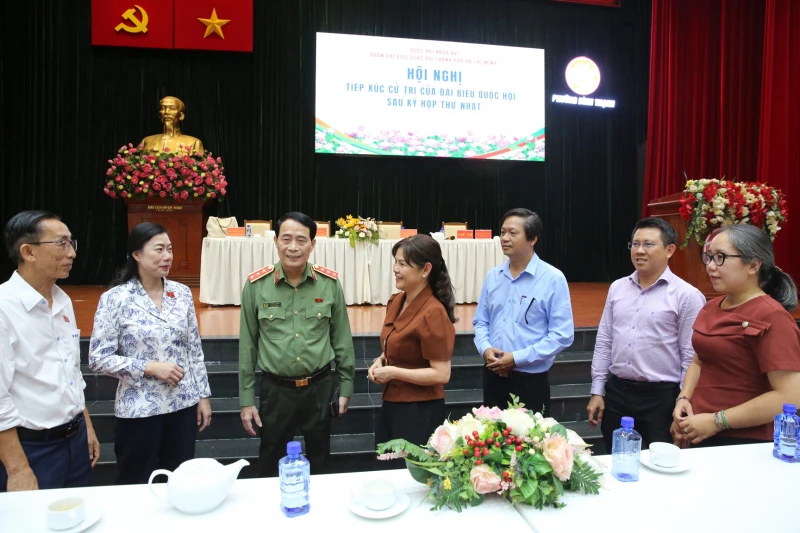 Chuyển đổi số là xu thế tất yếu, nếu không thực hiện sẽ tụt lại phía sau Chuyển đổi số là xu thế tất yếu, nếu không thực hiện sẽ tụt lại phía sau