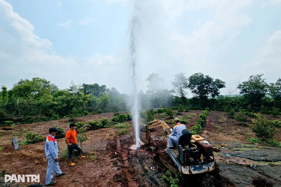 Chuyên gia lý giải nguyên nhân giếng phun cột khí và nước như vòi rồng Chuyên gia lý giải nguyên nhân giếng phun cột khí và nước như vòi rồng