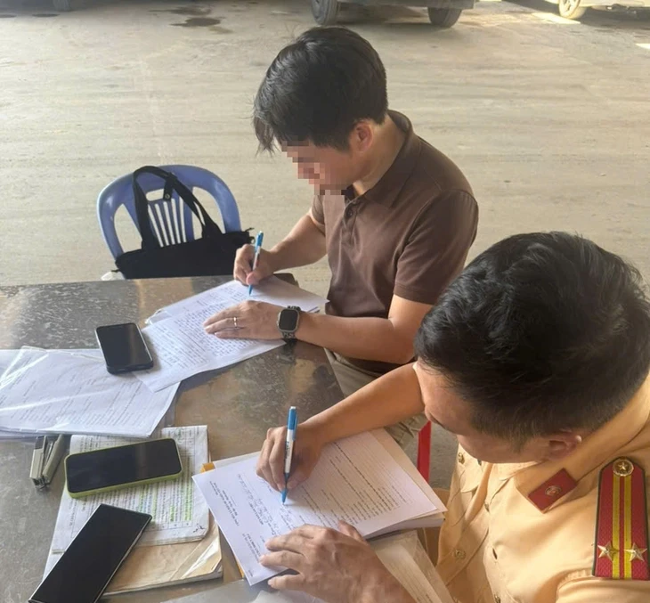 Chuyển làn ẩu trên cao tốc TP.HCM - Long Thành - Dầu Giây, tài xế bị phạt 5 triệu đồng Chuyển làn ẩu trên cao tốc TP.HCM - Long Thành - Dầu Giây, tài xế bị phạt 5 triệu đồng