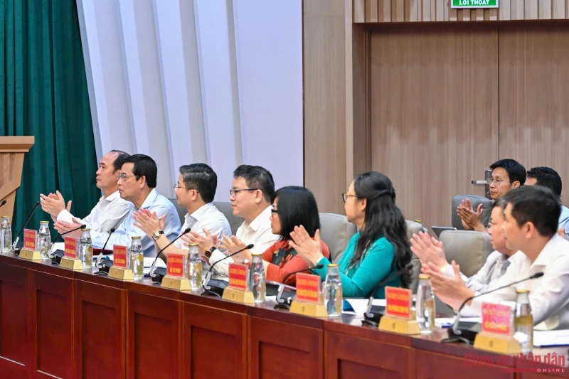Chuyển mạnh từ xử lý, khắc phục sang quản trị rủi ro, phòng cháy chữa cháy” từ sớm, từ xa Chuyển mạnh từ xử lý, khắc phục sang quản trị rủi ro, phòng cháy chữa cháy” từ sớm, từ xa