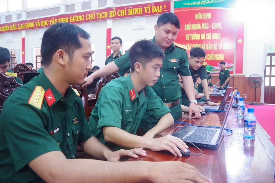 Chuyển thách thức thành cơ hội khi chiến sĩ cơ sở sử dụng thiết bị điện tử thông minh Chuyển thách thức thành cơ hội khi chiến sĩ cơ sở sử dụng thiết bị điện tử thông minh