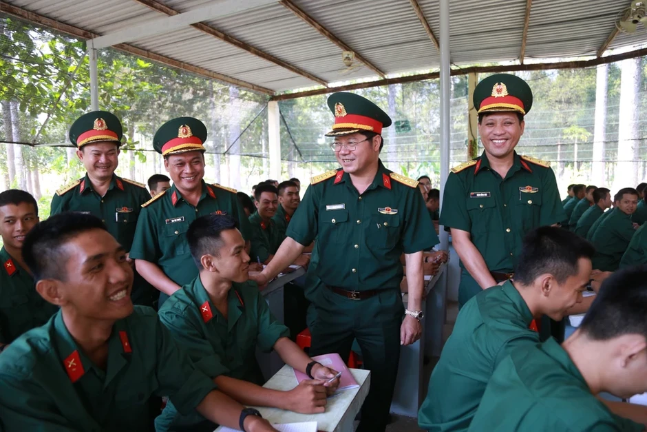 Chuyển thách thức thành cơ hội khi chiến sĩ cơ sở sử dụng thiết bị điện tử thông minh Chuyển thách thức thành cơ hội khi chiến sĩ cơ sở sử dụng thiết bị điện tử thông minh