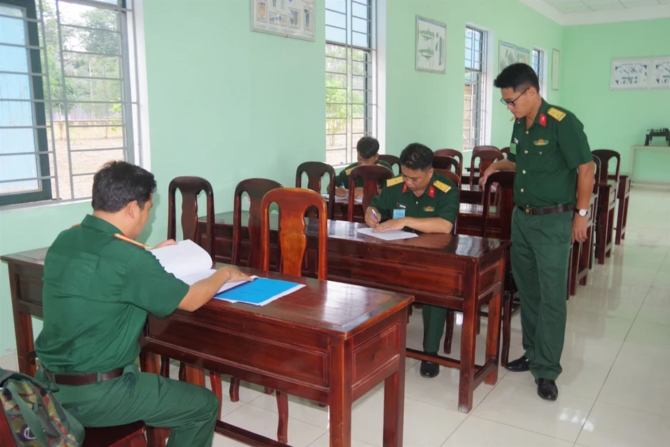 Chuyển thách thức thành cơ hội khi chiến sĩ cơ sở sử dụng thiết bị điện tử thông minh Chuyển thách thức thành cơ hội khi chiến sĩ cơ sở sử dụng thiết bị điện tử thông minh