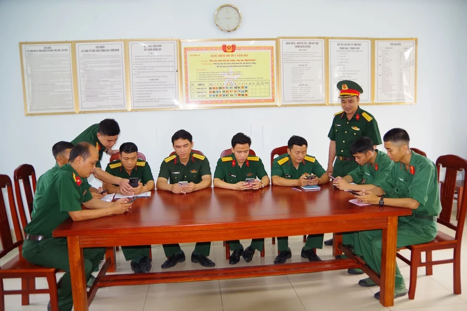 Chuyển thách thức thành cơ hội khi chiến sĩ cơ sở sử dụng thiết bị điện tử thông minh Chuyển thách thức thành cơ hội khi chiến sĩ cơ sở sử dụng thiết bị điện tử thông minh